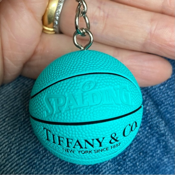 TIFF + CO INSPIRED MINI SPALDING BASKETBALL KEYRING - Picture 2 of 6